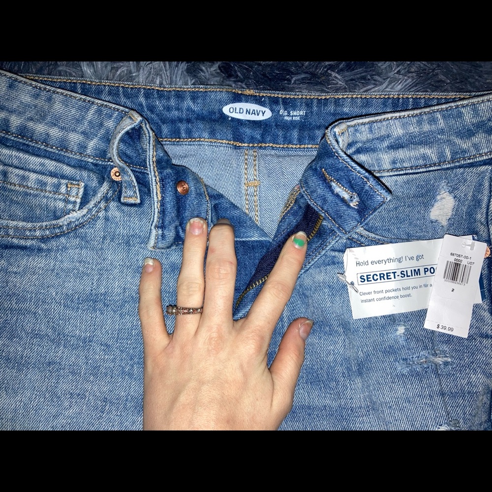 Brand new old navy jean shorts, super cute never worn originally $40…. - Picture 2 of 3